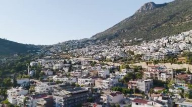 Villaları ve kıyı şeridi olan sabah manzarası