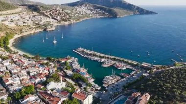 4K İHA görüntüleri küçük bir marina ve temiz bir sahil şeridi görüntüsü gösteriyor..