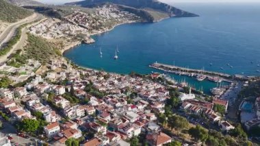 Sakin liman manzarası yukarıdan tekneler ve altın plaj manzarası.