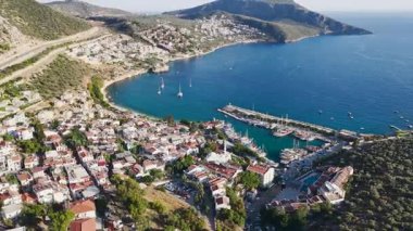 4K 'da Akdeniz kıyısında küçük liman ve tekneler..