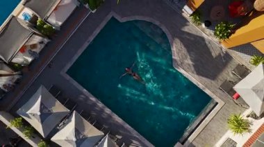 Lüks oteldeki havuzda huzurlu bir kadın anı.