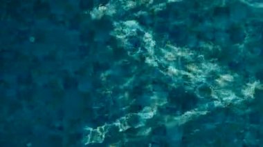 Model altın saatinde çatıdaki havuzda yüzer.