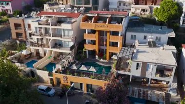 Sakin yüzen bir kadınla otel çatısı sahnesi