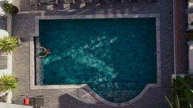 Güzel oteldeki bilardodaki kızın akşam manzarası