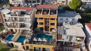 Manken otel havuzunda eğleniyor.