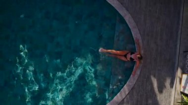 Altın ışık havuzda ve rahatlatıcı modelde parlıyor