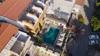 Model, huzurlu havuz ortamında yavaşça yüzer.