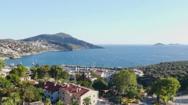 Akdeniz kıyısında şehir çatıları yükseliyor.