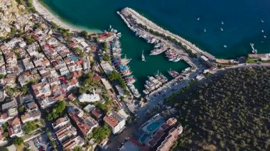 Arka planda plaj olan küçük bir limana yanaşmış sessiz tekneler..