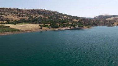 Türk vadisinde geniş nehirde yüksek hızlı jet ski