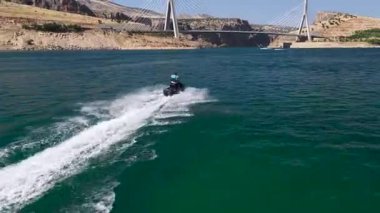 Drone, jet ski manzaralı su geçidini yakalıyor.