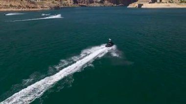 İnsanoğlu uçurumlar arasında sakin sularda süzülür