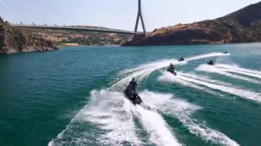 Yüksek nehir kıyıları arasındaki jet ski görüntüsü