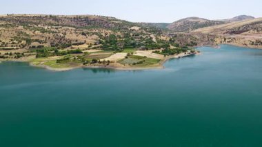 Açık arazide eski nehrin üzerinde yeni köprü