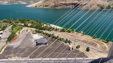 Köprü tarihi nehrin iki yakasını da birbirine bağlıyor