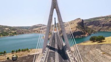 Yeşil yamaçlar ve nehir arasında köprü görüldü