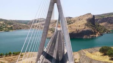 Fırat yeni yol yapısı altında akıyor