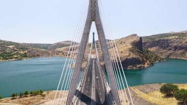 Köprünün ve doğal kıyı şeridinin insansız hava aracı görüntüsü