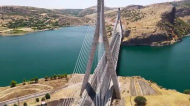 Modern yol antik su kanalını kapsıyor