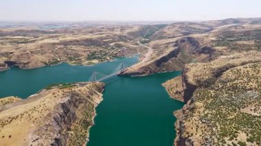 Eski nehir yeni inşaatın altında akıyor.