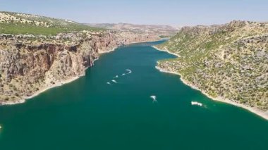 Grup nehir boyunca hızla ilerlerken etrafındaki kayalıklar...