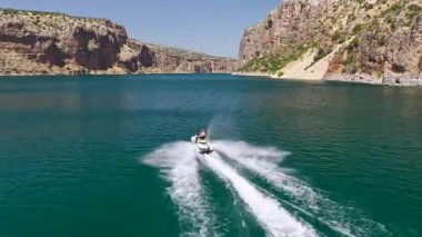 Fırat nehri yüksek kaya oluşumları tarafından çerçevelenmiştir.