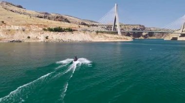 Taş uçurumlar, grup geçtikçe Fırat 'ı kaplıyor.