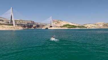 Sakin sularda süvarilerin olduğu doğal bir zemin