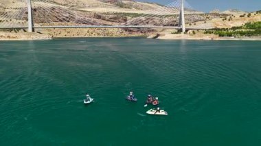 Fırat, grupla birlikte kayaların arasından akar.