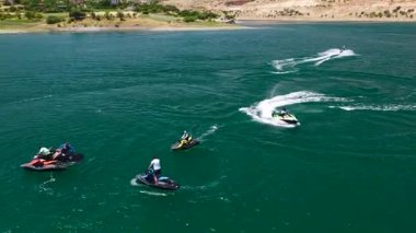 Dramatik uçurumlarla nehirde hızlı hareket