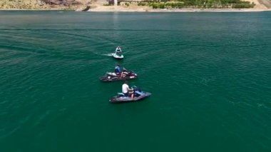 Grup antik suları manzaralı bir şekilde keşfeder.