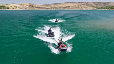 Geniş antik nehir manzaralarında hızlı hareket