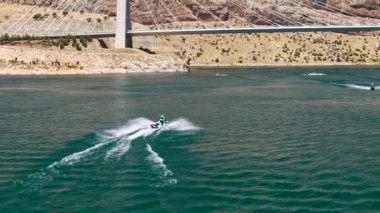 Derin mavi nehirde tepeli süvariler kuyrukta