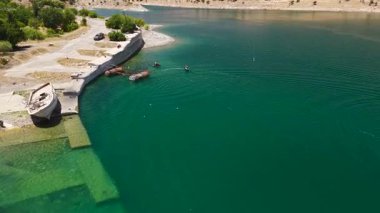 Mavi nehir yüksek doğal kayalıkların altından akar.