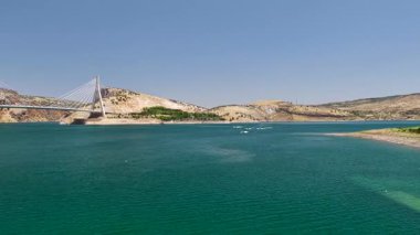 İnsansız uçak jet ski 'leri dik yamaçlarda takip ediyor.