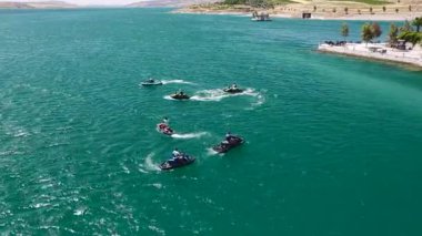 Sürücüler rüzgardan gelen dalgalarla bilinmeyen yolları keşfeder