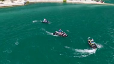 Gezginler rüzgarlı gökyüzünün altında nehir yolunu takip ederler.