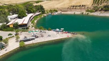 Geniş nehir boyunca maceralı bir yolculuk