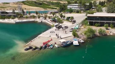 Geniş nehirde güçlü rüzgar grupları