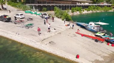 Drone rüzgar yoluyla grup macerasını yakalıyor