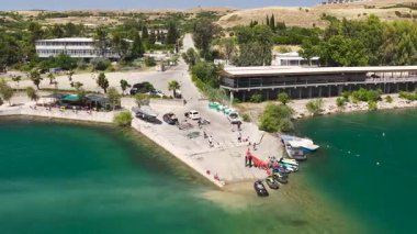 Jet ski 'ler rüzgarda ilerlerken dalgalar yükselir.