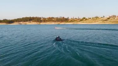 Jet kayak ekibi güneşli gökyüzünün altındaki nehir ve plaj alanlarını araştırıyor..