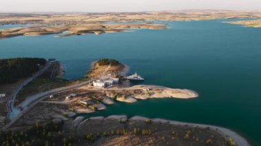 Nehir üzerinde günbatımı ışığı ve 4K 'da tarlalar. Barışçıl doğa ve açık tarım arazileri