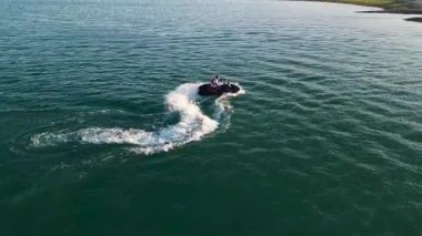 Büyük grup, Türkiye 'nin doğusunda tarihi bir nehir boyunca jet ski sürüyor.