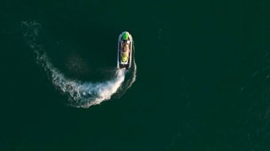 Birden fazla jet ski uzun ve eski bir nehir yolunda dalgalar yaratır..