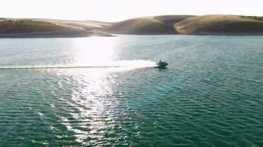 4K İHA düz ve geniş bir nehirde yüksek hızda yolculuk gösteriyor..