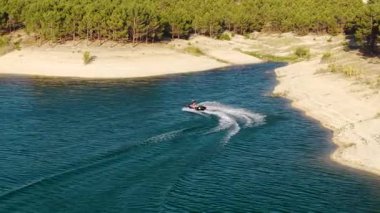 Jet ski nehir suyunu yüksek hızda keser, havadan görülür..