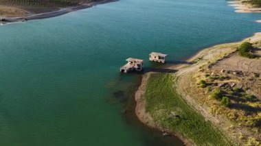 İnsansız hava aracı tarihi bir nehrin kıyısında sessiz bir köy gösteriyor.