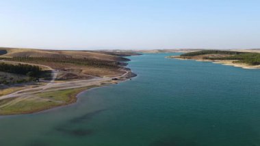 Eski nehir 4K 'da ele geçirilen küçük bir köyü geçiyor.