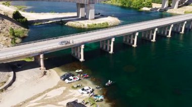 Maceracılar geniş, hızlı nehirdeki uçurumları aşar